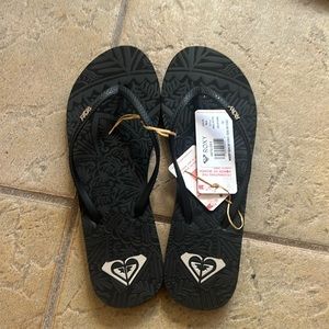 Roxy flip flops NWT